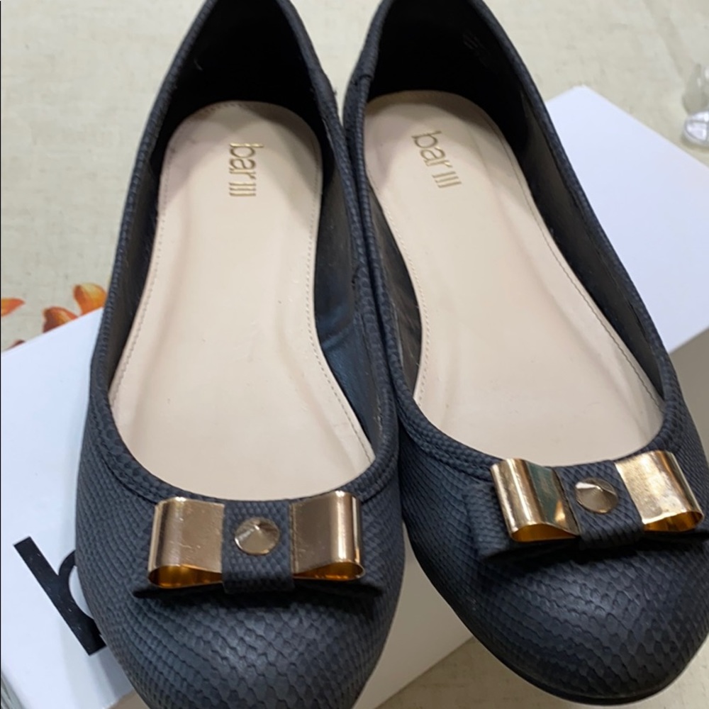 Black ballet shoes with bow on toe
